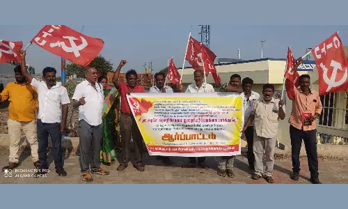 ஒப்பந்த தொழிலாளர்களுக்கு பாதுகாப்பு கோரி எரிவாயு நிரப்பும் ஆலை முன்பு ஆர்ப்பாட்டம்