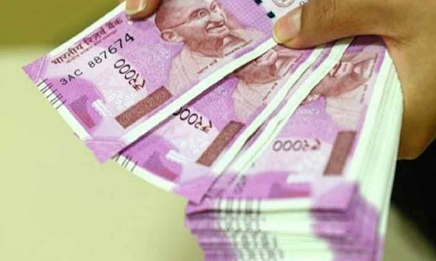 டிராவல்ஸ் அதிபரிடம் ரூ.20 லட்சம் மோசடி செய்த கோவை பெண்- பணம் திருப்பி கேட்டதால் தற்கொலை மிரட்டல்