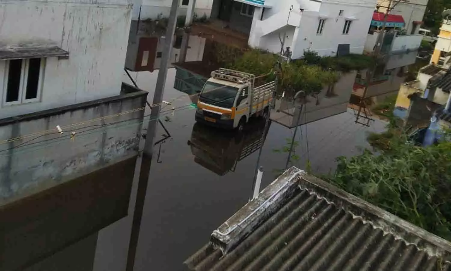 வெள்ளகோவிலில் வெளுத்து கட்டிய மழை - வீடுகளுக்குள் மழைநீர் புகுந்ததால் பொதுமக்கள் பாதிப்பு வெள்ளகோவிலில் வெளுத்து கட்டிய மழை - வீடுகளுக்குள் மழைநீர் புகுந்ததால் பொதுமக்கள் பாதிப்பு