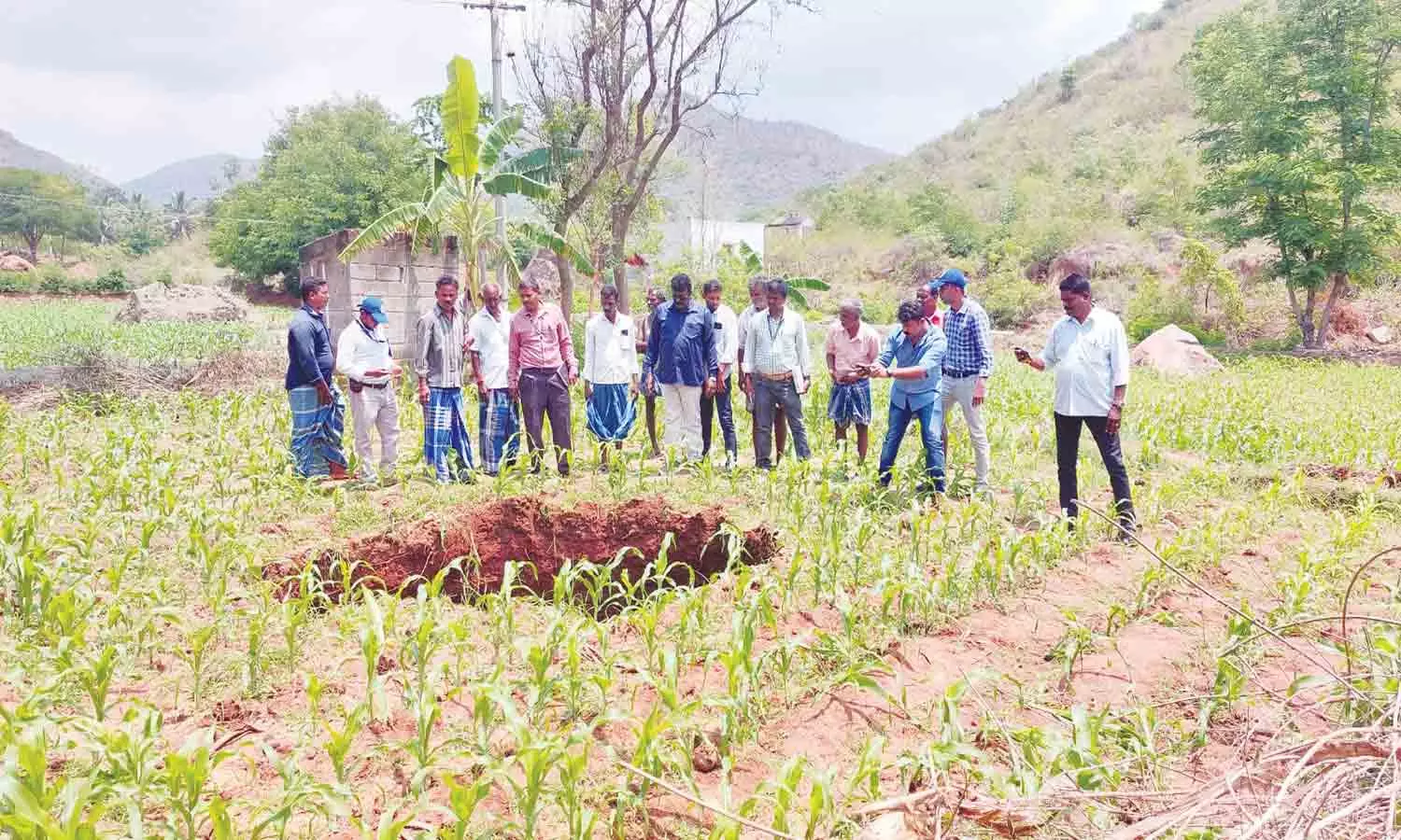 வாணியம்பாடி அருகே ஏற்பட்ட திடீர் பள்ளத்தில் புவியியல் ஆராய்ச்சியாளர்கள் ஆய்வு வாணியம்பாடி அருகே ஏற்பட்ட திடீர் பள்ளத்தில் புவியியல் ஆராய்ச்சியாளர்கள் ஆய்வு