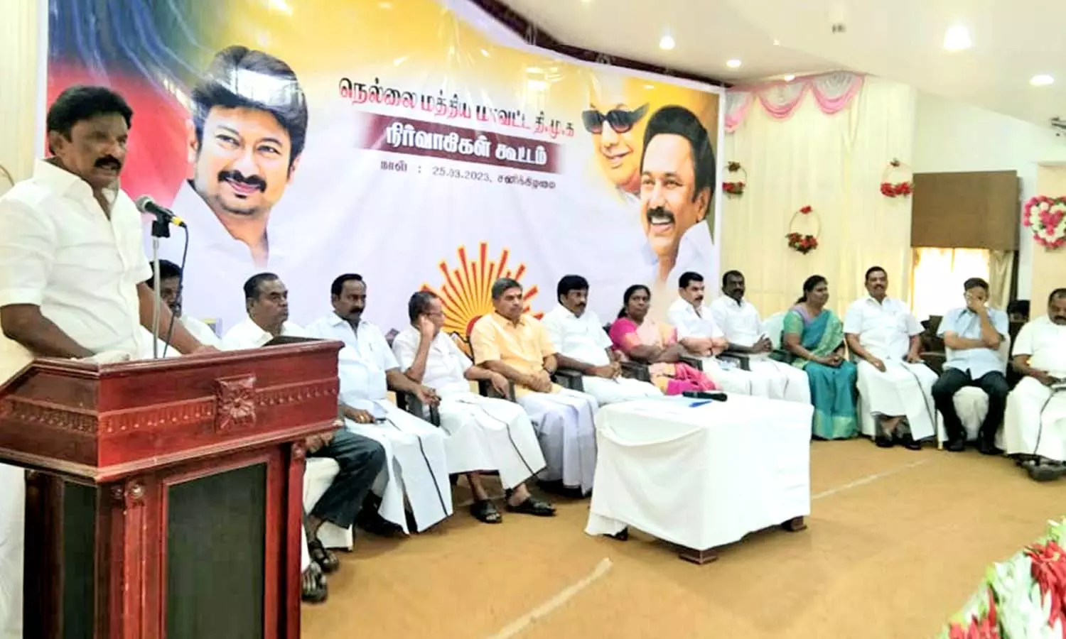 தி.மு.க. பூத் கமிட்டி அமைக்கும் பணியை விரைவுபடுத்த வேண்டும்- நெல்லை நிர்வாகிகள் கூட்டத்தில் தீர்மானம் தி.மு.க. பூத் கமிட்டி அமைக்கும் பணியை விரைவுபடுத்த வேண்டும்- நெல்லை நிர்வாகிகள் கூட்டத்தில் தீர்மானம்