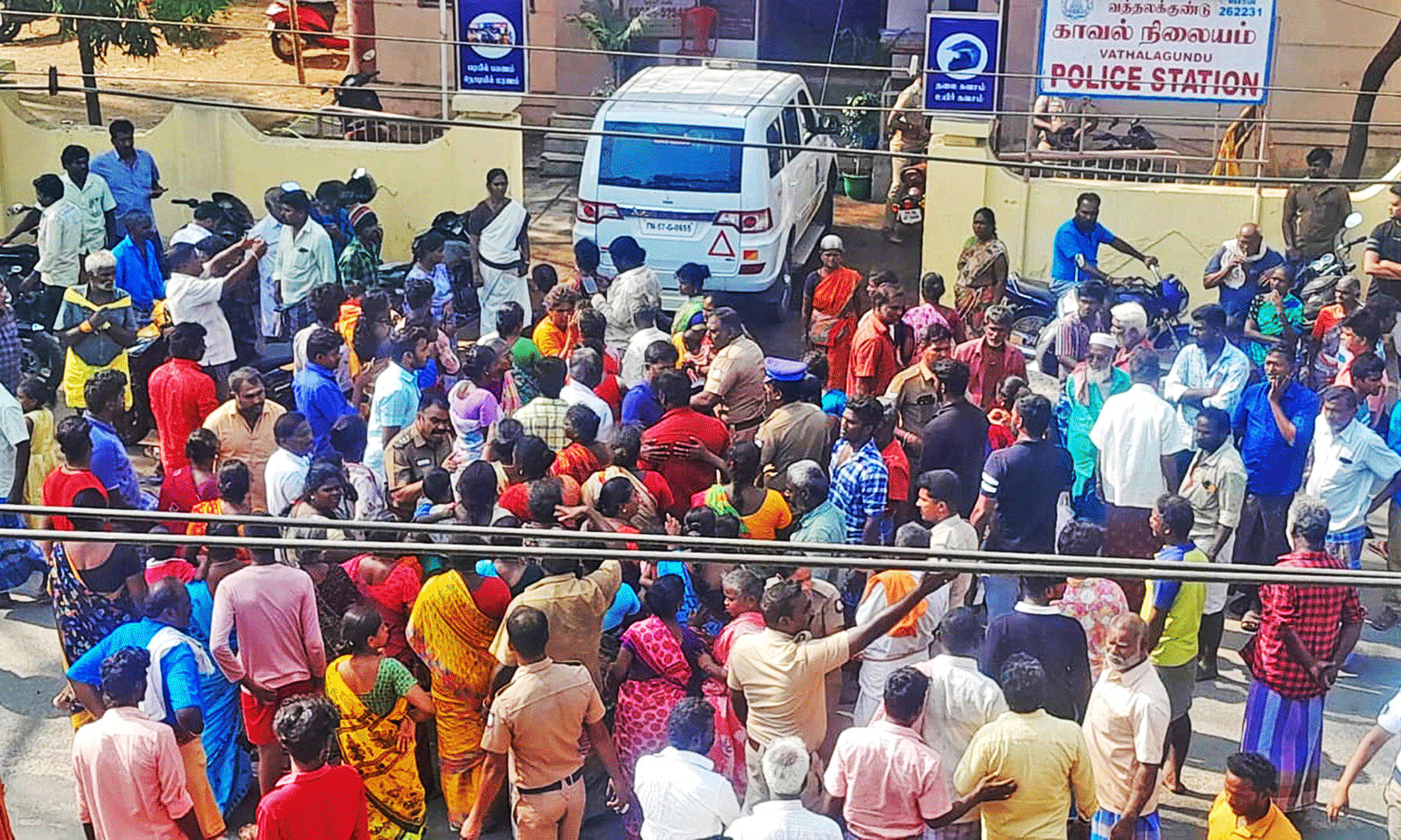 பைக் மோதலில் வத்தலக்குண்டு வாலிபர் பலி; உறவினர்கள் போராட்டம்! பைக் மோதலில் வத்தலக்குண்டு வாலிபர் பலி; உறவினர்கள் போராட்டம்!