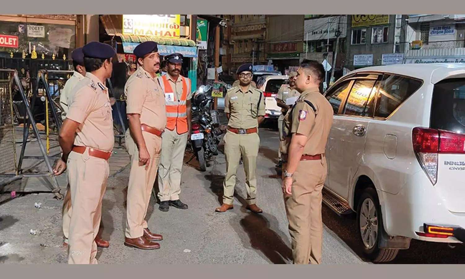 நள்ளிரவில் போலீஸ் அதிகாரிகள் ஆய்வு- இரவு முழுவதும் ரோந்து பணி மேற்கொள்ள போலீசாருக்கு அறிவுரை நள்ளிரவில் போலீஸ் அதிகாரிகள் ஆய்வு- இரவு முழுவதும் ரோந்து பணி மேற்கொள்ள போலீசாருக்கு அறிவுரை