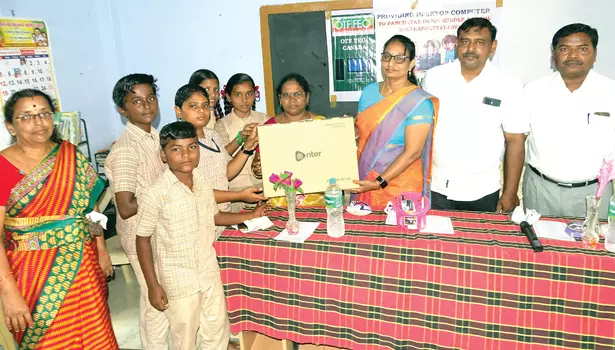வேலூர் பேட்டை ஊராட்சி ஒன்றிய நடுநிலைப் பள்ளிக்கு கணினி வழங்கும் விழா வேலூர் பேட்டை ஊராட்சி ஒன்றிய நடுநிலைப் பள்ளிக்கு கணினி வழங்கும் விழா