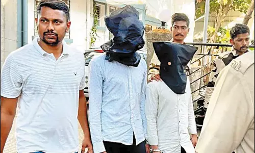 காதலனை கட்டிப்போட்டு இளம்பெண் கூட்டு பலாத்காரம்: 2 வாலிபர்கள் கைது