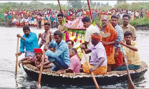 பவானி ஆற்றை பரிசலில் கடந்த பண்ணாரி மாரியம்மன் சப்பரம்