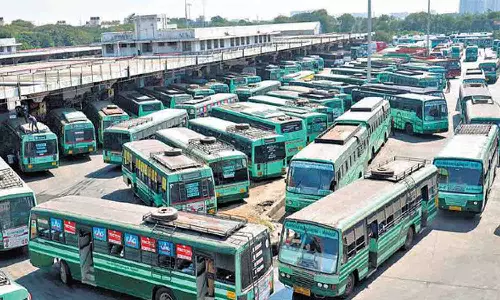 கால்வாய் பணியால் அரசு போக்குவரத்து கழக பணிமனைக்கு செல்லும் வழித்தடம் மாற்றம்