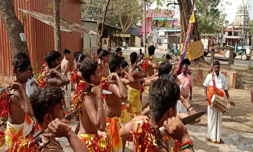 பண்ருட்டி கொம்பு செட்டிபாளையம் சவுடேஸ்வரி அம்மன்  கோவிலில் கத்தி போடும் திருவிழா: ரத்தம் சொட்ட சொட்ட  பக்தர்கள் வழிபாடு