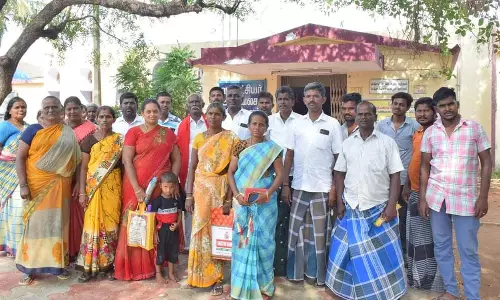 புதியம்புத்தூர் அருகே பொதுப்பாதை அடைக்கப்பட்டதை கண்டித்து பெண்கள் போராட்டம்