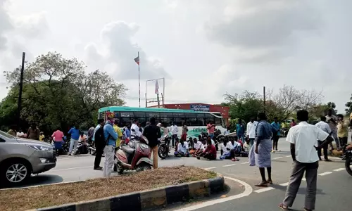 மயிலம் அருகே  உயர் மின்னழுத்த கம்பி அறுந்து விழுந்து சிறுவன் பலிபொதுமக்கள், உறவினர்கள் சாலை மறியல்
