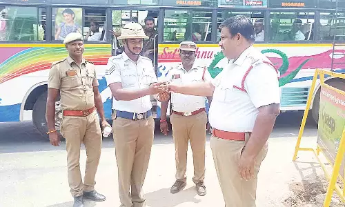 வெப்பத்தை தணிக்க போக்குவரத்து போலீசாருக்கு மோர்