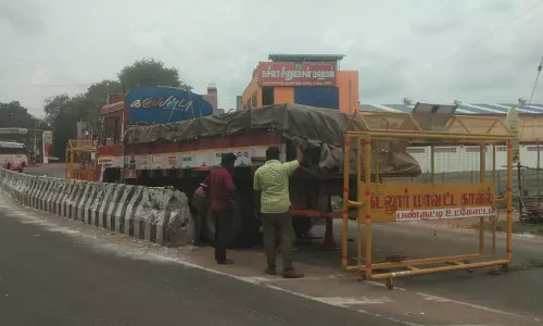 பண்ருட்டி அருகே  தடுப்பு  கட்டையில் மோதிய லாரி:போக்குவரத்து பாதிப்பு