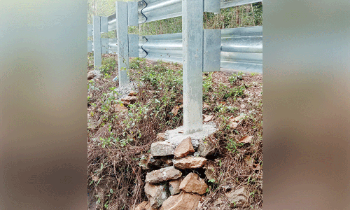 சாயும் நிலையில் இரும்பு தடுப்புகள்: விபத்து ஏற்படும் அபாயம்!