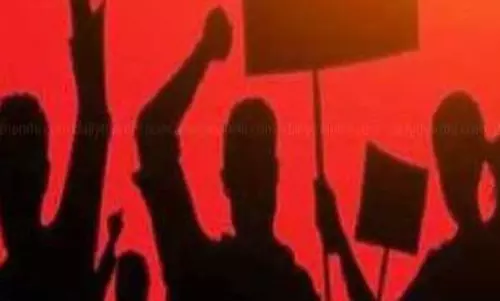 வி.ஏ.ஒ அலுவலர்கள் சங்கத்தினர் ஆர்ப்பாட்டம்