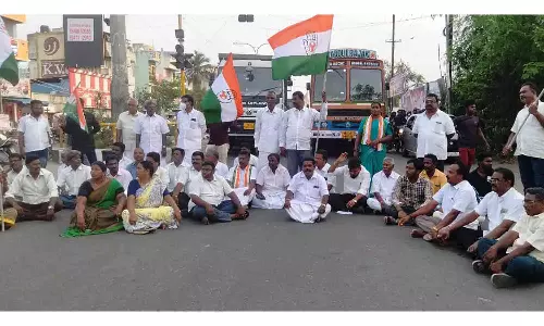 காங்கிரசார் சாலை மறியல் போராட்டம்