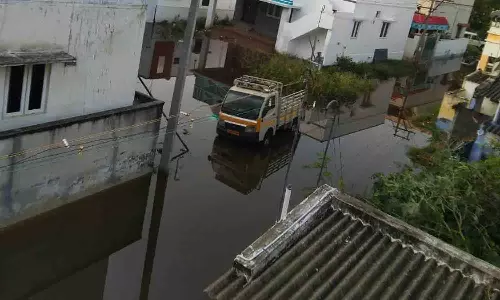 வெள்ளகோவிலில் வெளுத்து கட்டிய மழை - வீடுகளுக்குள் மழைநீர் புகுந்ததால் பொதுமக்கள் பாதிப்பு