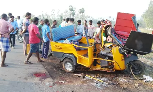 சாலையோரம் நின்ற லாரி மீது ஆட்டோ மோதல்