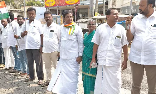 ராகுல்காந்தி பதவி பறிப்பை கண்டித்து ஈரோட்டில் காங்கிரசார் கண்டன ஆர்ப்பாட்டம்- மனித சங்கிலி போராட்டம்