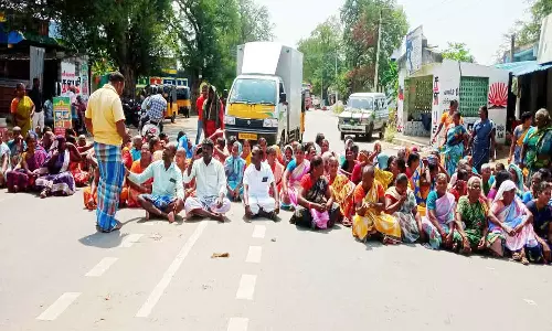 100 நாள் வேலை சரிவர வழங்காததால் பொதுமக்கள் சாலை மறியல்