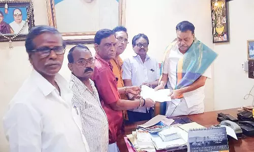 முடி திருத்தும் தொழிலாளர்கள் ஏ.எம்.முனிரத்தினம் எம்.எல்.ஏ.விடம் மனு