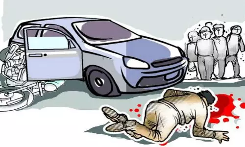 கார் மோதி மெக்கானிக் படுகாயம்