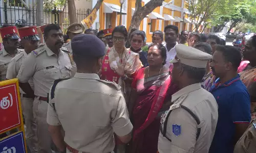 டி.ஜி.பி. அலுவலகத்தை முற்றுகையிட்ட திருநங்கைகள்-போலீசார் மீது பரபரப்பு புகார்