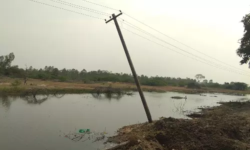 உயர்பலி வாங்க துடிக்கும் மின்கம்பத்தை அகற்ற பொதுமக்கள் கோரிக்கை