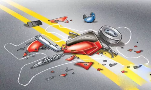 அடுத்தடுத்த விபத்தில் பைக்கில் சென்ற 2 பேர் பலி