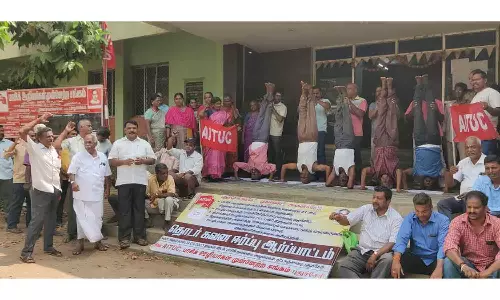 பாசிக் தொழிலாளர்கள் தலைகீழாக நின்று போராட்டம்