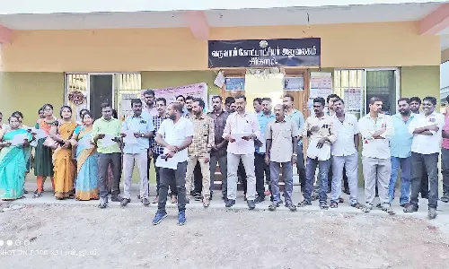 சீர்காழியில், கிராம நிர்வாக அலுவலகர்கள் ஆர்ப்பாட்டம்