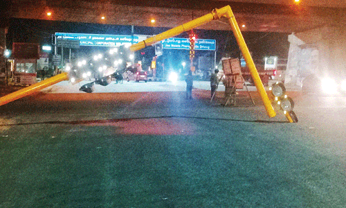 மின்னல் வேகத்தில் வந்த வாகனம் மோதி போக்குவரத்து சிக்னல் கம்பம் சேதம்!