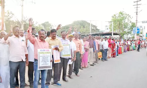 தஞ்சையில், ஜாக்டோ-ஜியோ அமைப்பினர் மனித சங்கிலி போராட்டம்