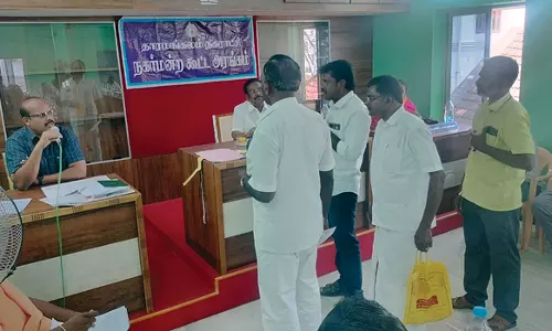 பொதுமக்களிடம் பணம் வசூலித்து கொண்டு வந்த கவுன்சிலர்