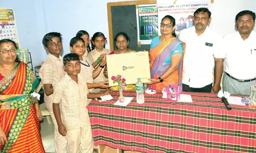வேலூர் பேட்டை ஊராட்சி ஒன்றிய நடுநிலைப் பள்ளிக்கு கணினி வழங்கும் விழா