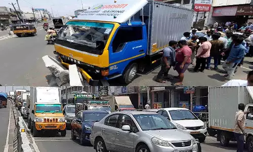 திருப்பூர் பல்லடம் சாலையில் தடுப்பு சுவரில்  சரக்கு வேன் மோதி விபத்து - போக்குவரத்து பாதிப்பால் வாகன ஓட்டிகள் அவதி