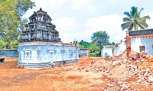 அறநிலைய துறையினருக்கு தெரியாமல் அம்மன் கோவில் சுற்றுச்சுவர் இடிப்பு