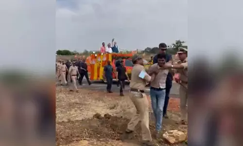 கர்நாடகாவில் போலீஸ் பாதுகாப்பை மீறி பிரதமர் வாகனத்தை நோக்கி ஓடிய இளைஞரால் பரபரப்பு