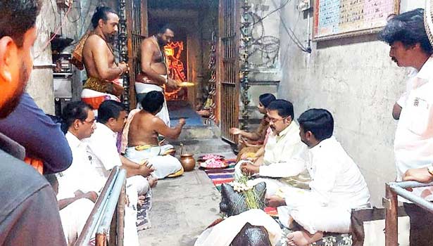 திருத்துறையூர் சிஷ்டகுருநாதர் கோவிலில் டி.டி.வி. தினகரன் குடும்பத்துடன் சாமி தரிசனம்