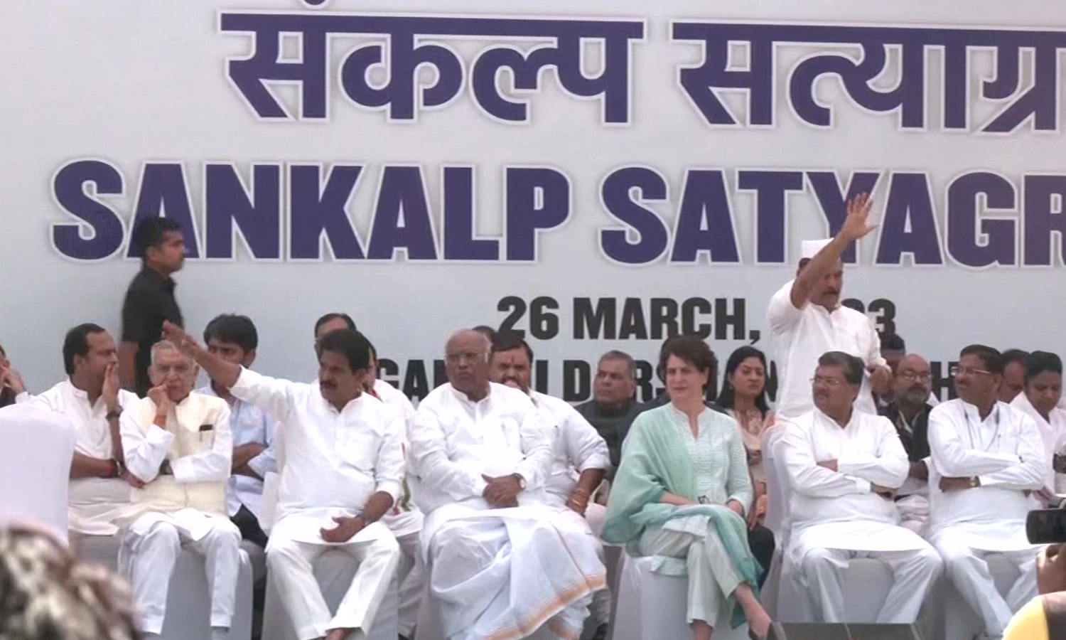 டெல்லி ராஜ்காட் பகுதியில் தடையை மீறி காங்கிரசார் போராட்டம்