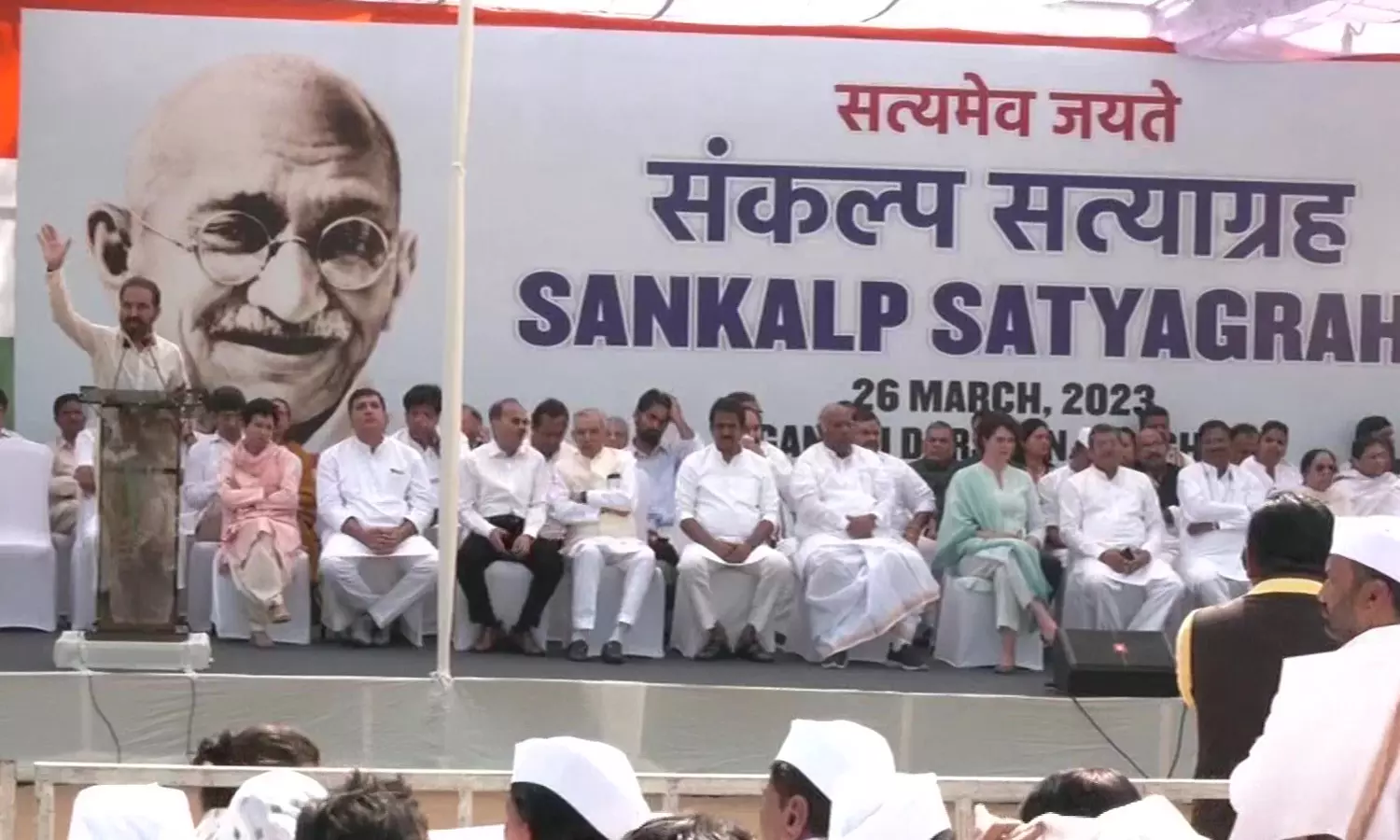 டெல்லி ராஜ்காட் பகுதியில் தடையை மீறி காங்கிரசார் போராட்டம் டெல்லி ராஜ்காட் பகுதியில் தடையை மீறி காங்கிரசார் போராட்டம்