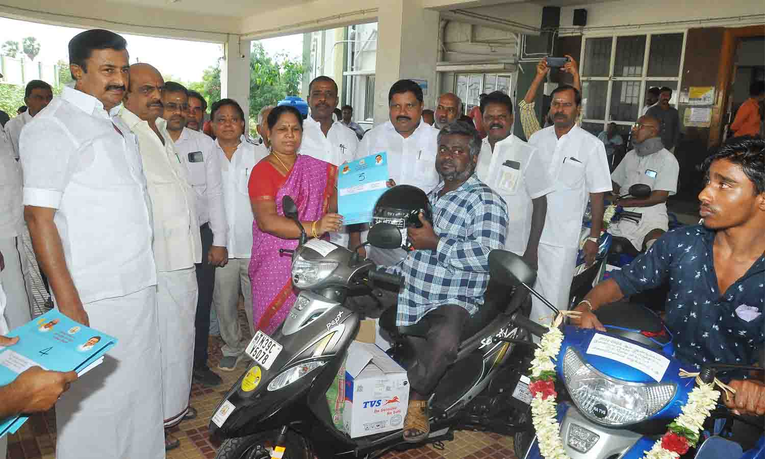 மாற்றுத்திறனாளிகளுக்கு ரூ.27.64  லட்சம் மதிப்பில் பெட்ரோல் ஸ்கூட்டர் அமைச்சர்கள் வழங்கினர்