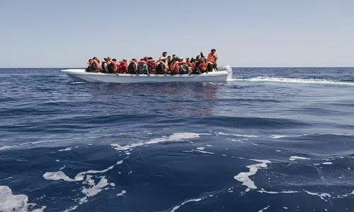 துனிசியாவில் கடலில் படகு கவிழ்ந்து அகதிகள் பலி