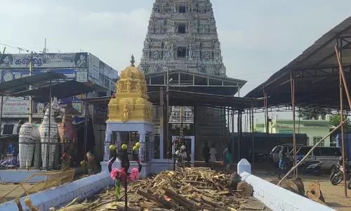 விறகுகளை காணிக்கையாக செலுத்தும் பக்தர்கள்