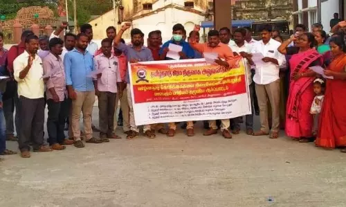 கிராம நிர்வாக அலுவலர் சங்கத்தினர் ஆர்ப்பாட்டம்