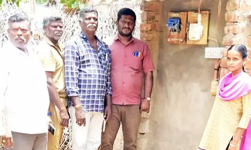 கணவனால் கைவிடப்பட்ட பெண்ணுக்கு பட்டா- மின்சார இணைப்பு வழங்க உத்தரவு