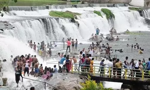 கொடிவேரி தடுப்பணையில் குளித்து மகிழ்ந்த  சுற்றுலா பயணிகள்