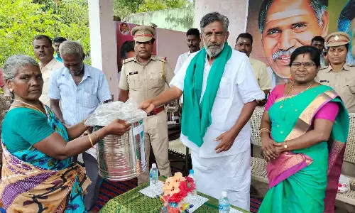 கால்நடை வளர்ப்போருக்கு பரிசு-அமைச்சர் தேனீ.ஜெயக்குமார் வழங்கினார்