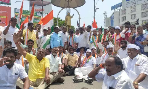 ராகுல் எம்.பி. பதவி நீக்கத்தால் காங்கிரசார் சாலை மறியல்