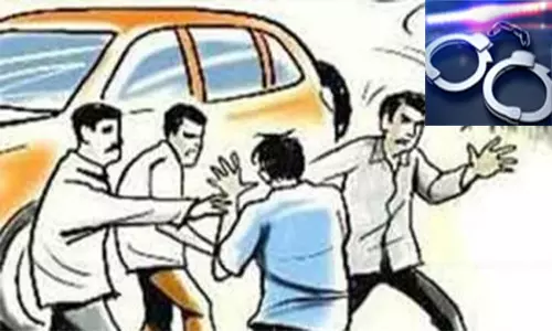 நிதி நிறுவன ஊழியரை காரில் கடத்தி ரூ.6 லட்சம் கொள்ளை