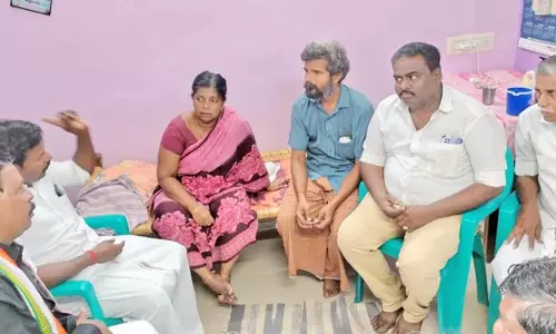 நாங்குநேரி அருகே பலியான சபை ஊழியர் குடும்பத்தினருக்கு ரூபி மனோகரன் எம்.எல்.ஏ. ஆறுதல்
